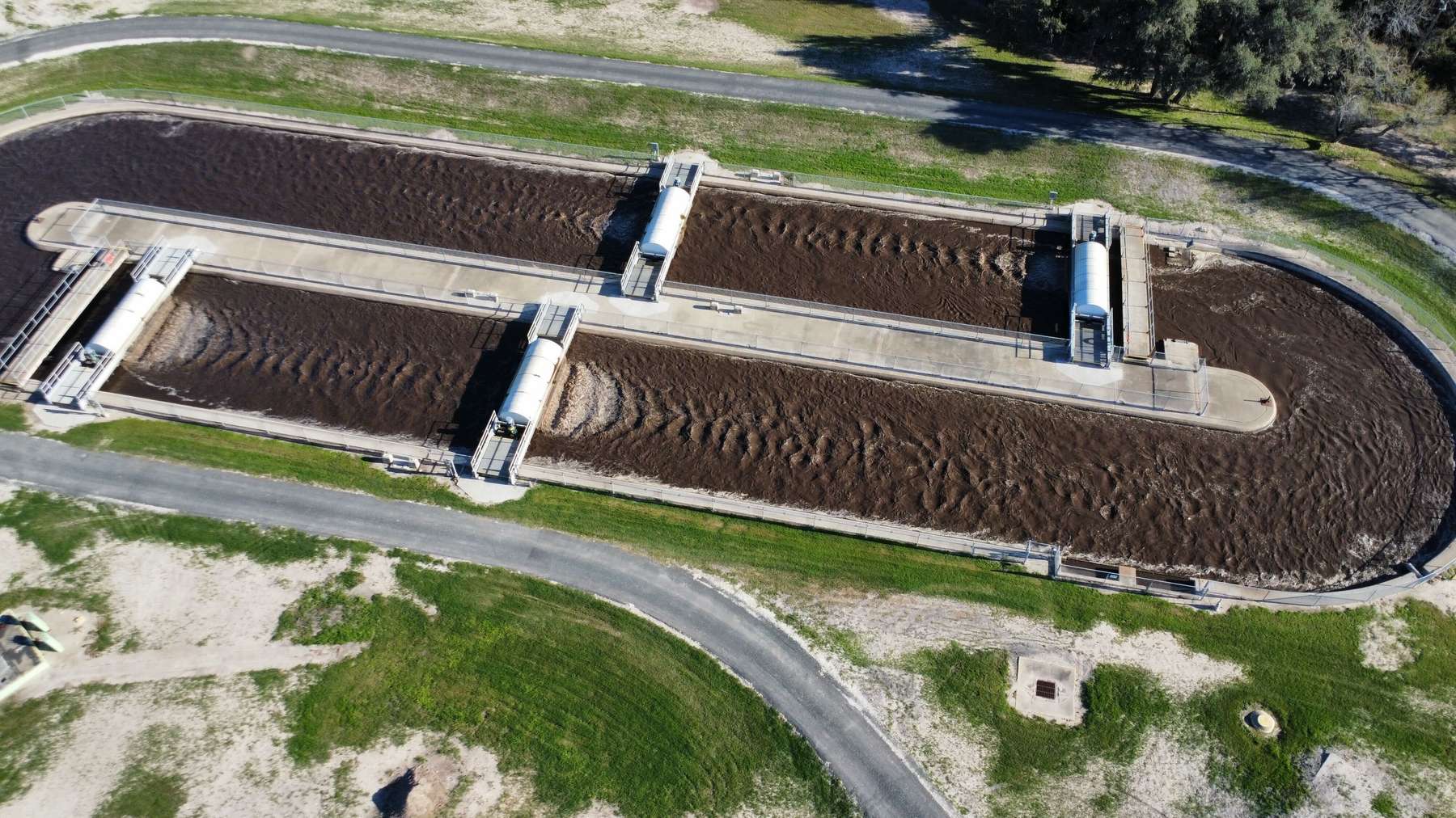 Aerial view of a Texas wastewater treatment plant oxidation ditch served by Mercer Controls